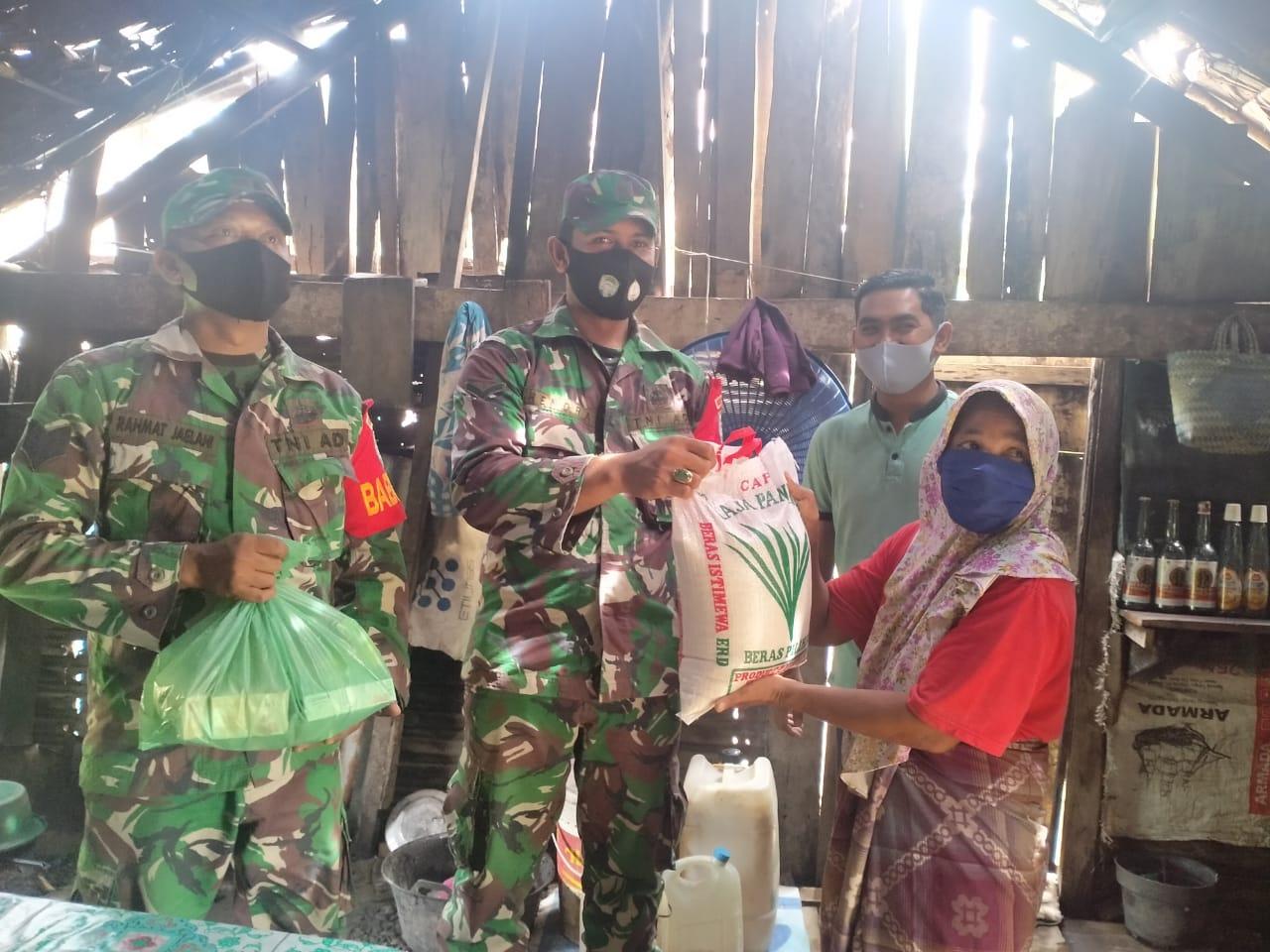 Warga Tidak Mampu Terima Bantuan Sembako Kodam Iskandar Muda