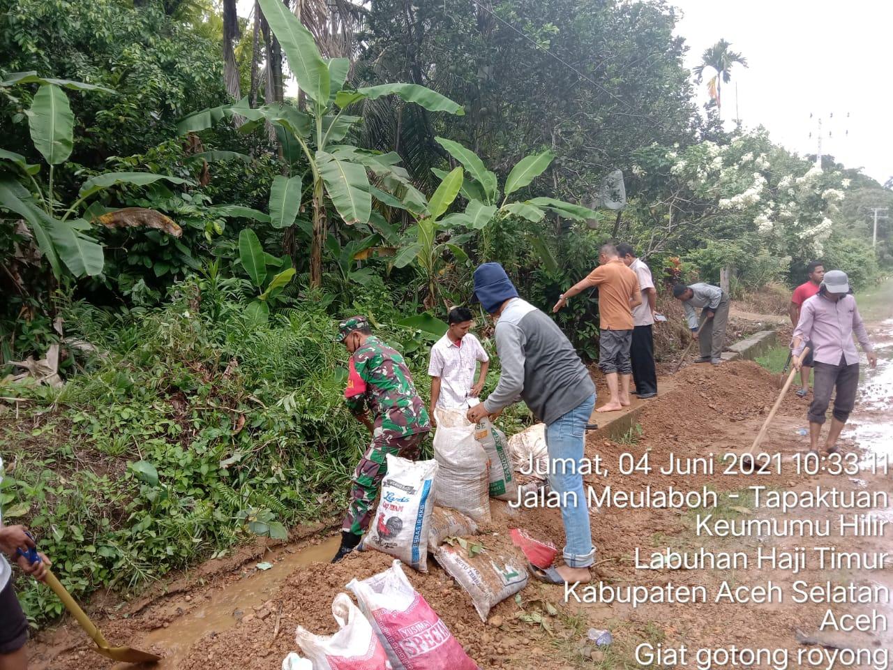 Manunggal Dengan Rakyat, Babinsa Latim Gotong Royong Bersihkan Parit Jalan