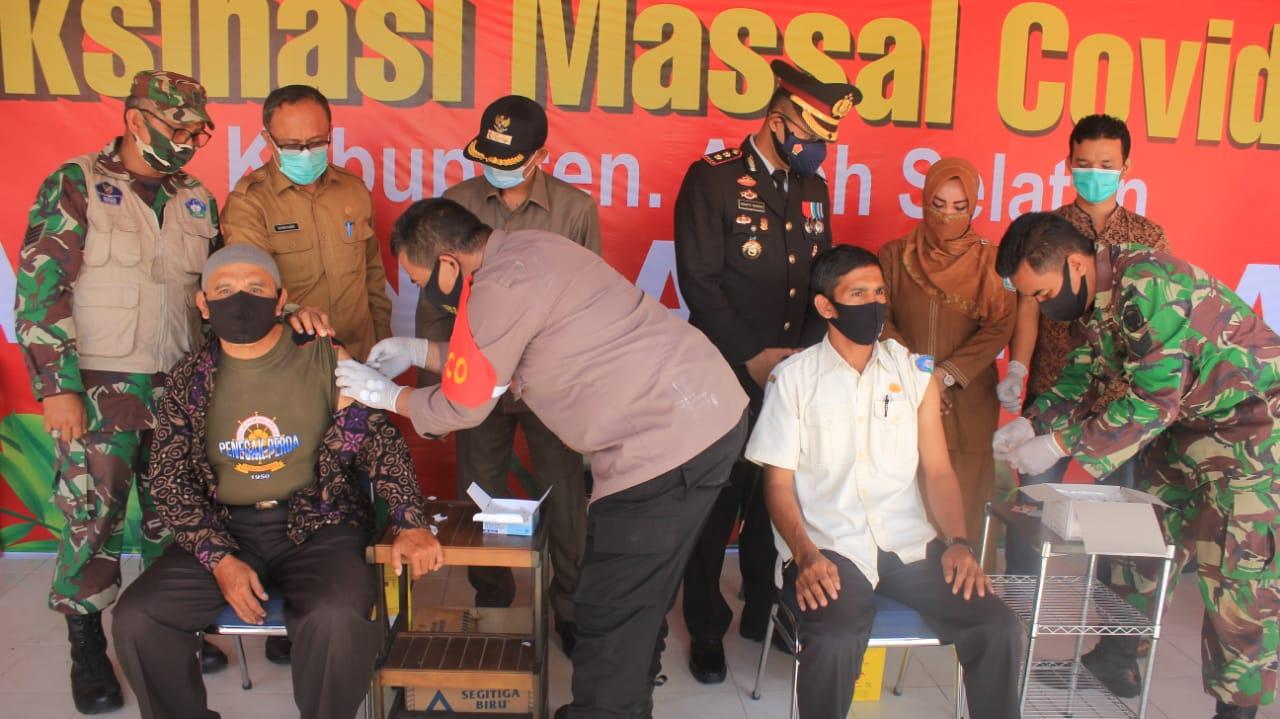 Sukseskan Vaksinasi Massal, Babinsa dan Bhabinkamtibmas Tapaktuan Bersinergi Dampingi Tahapan Pelaksanaannya