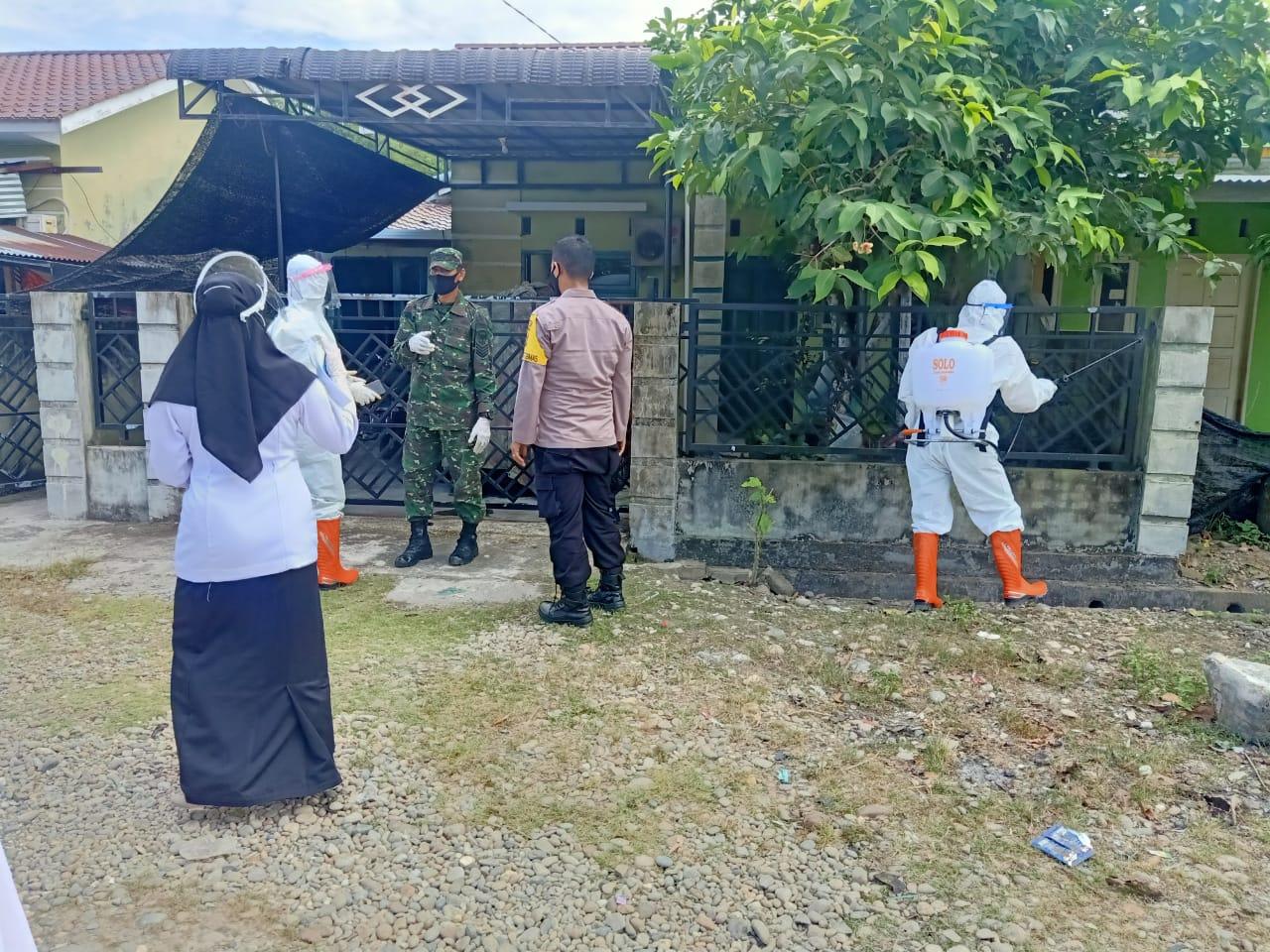 Sterilisasi Wilayah, Personil Gabungan TNI/Polri dan Dinas Terkait Lainnya Lakukan Penyemprotan Disinfektan