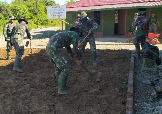 Satgas TMMD Sedang Ratakan Tanah Buat Lapangan Voli