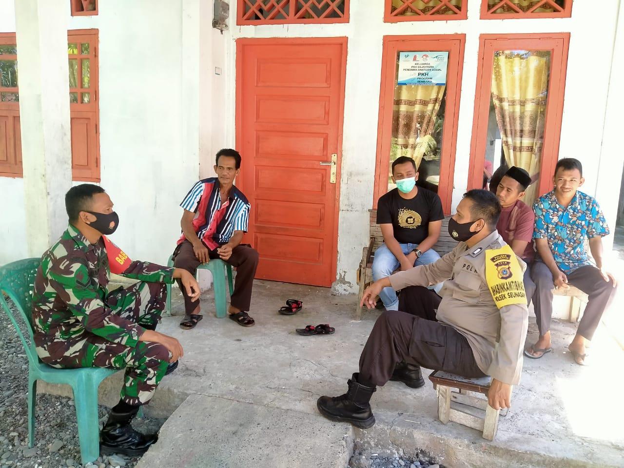 BABINSA DAN BABINKAMTIBMAS LAKSANAKAN KOMSOS POLA HIDUP SEHAT BERSAMA MASYARAKAT