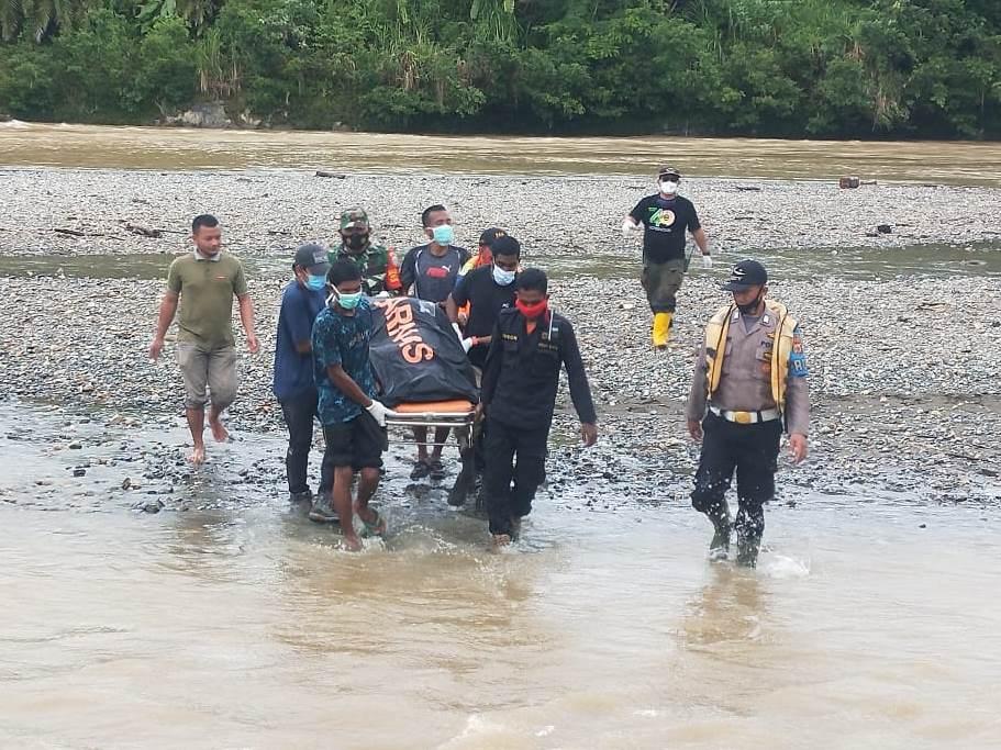 Anggota Koramil 01/SM Beserta Aparat Terkait, Bantu Evakuasi Korban Laka Di krueng Woyla