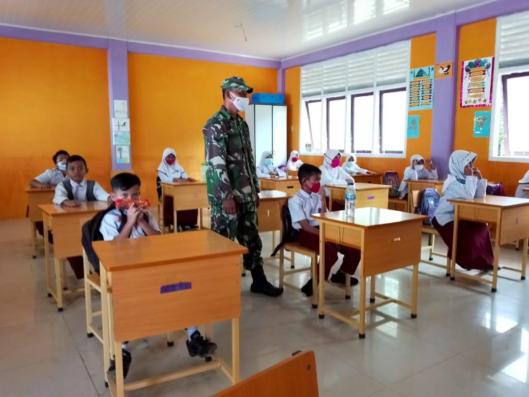 Tumbuhkan Rasa Cinta Tanah Air Sejak Dini, Babinsa Lageun Berikan Materi Wasbang Kepada Murid SD
