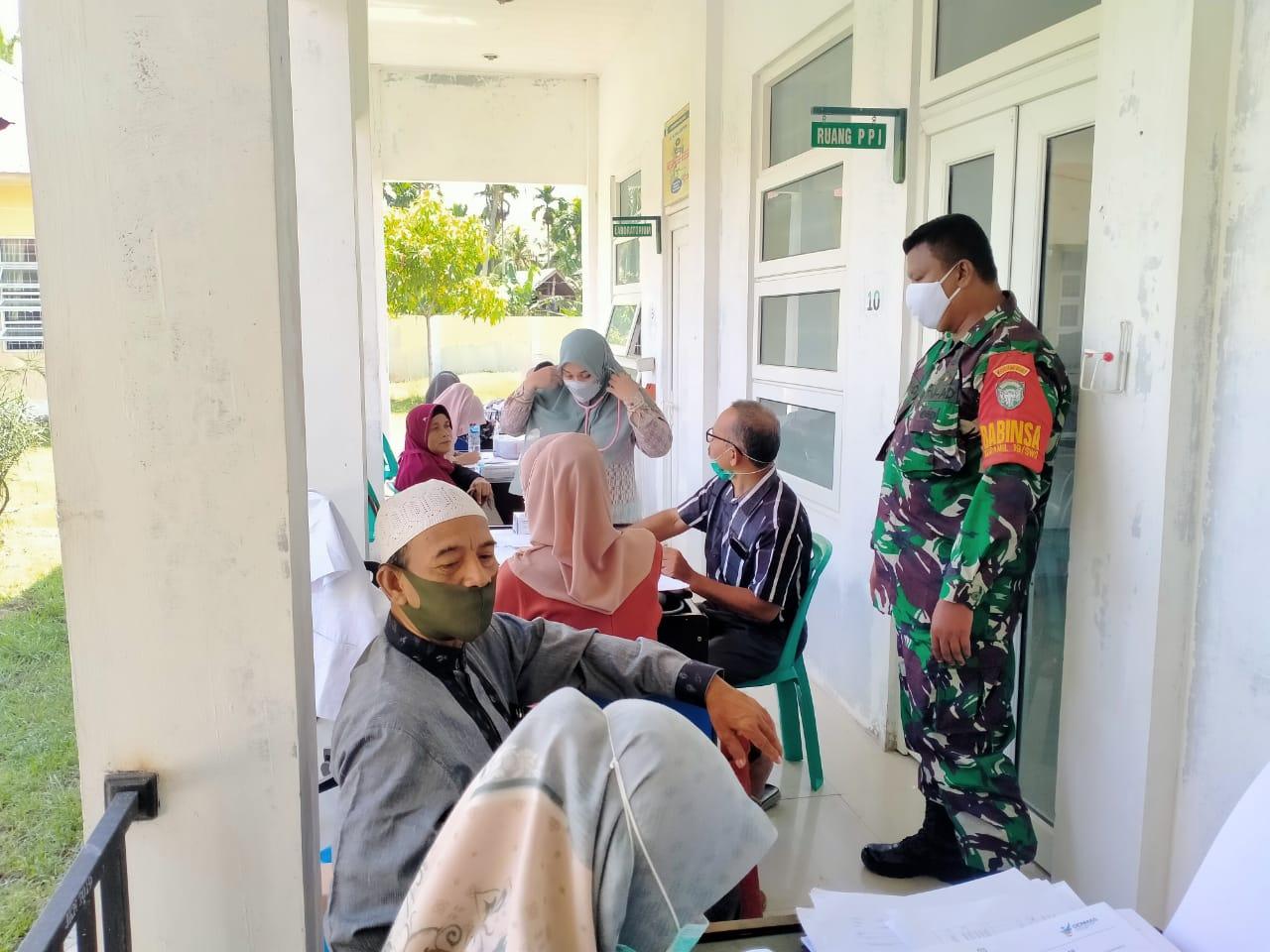 Kodim 0103/Aceh Utara Kerahkan Para Babinsa Kawal Vaksinasi Massal