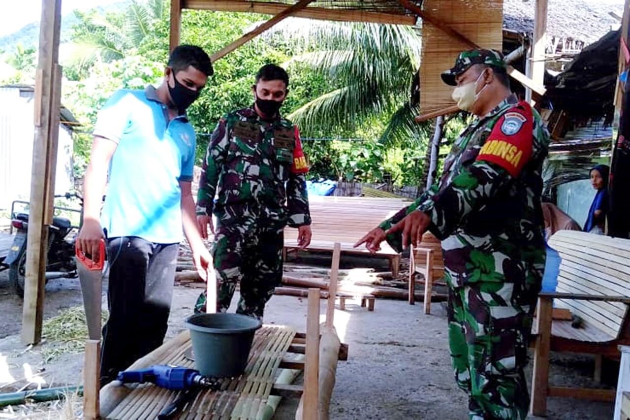 Serma Suparno Beri Motivasi Pengrajin Kursi Kayu