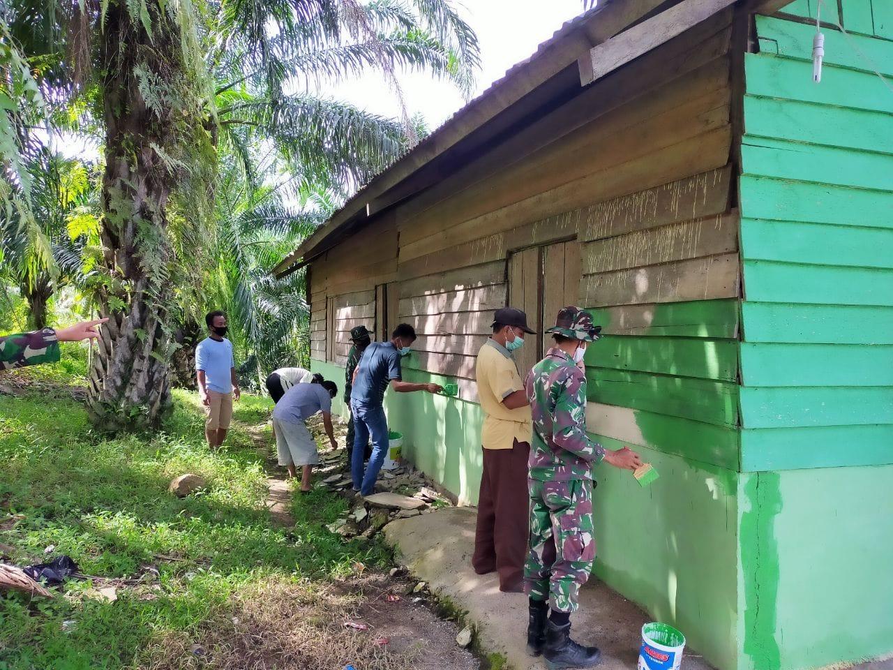 Karya Bakti TNI Bersama Warga Cat Rumah Ibadah