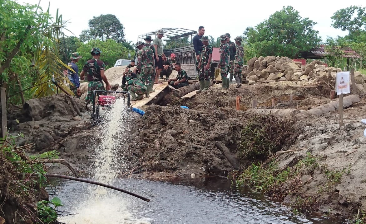 Satgas TMMD Kodim 0109/Aceh Singkil Menguras Air untuk Pembuatan Mal Jembatan