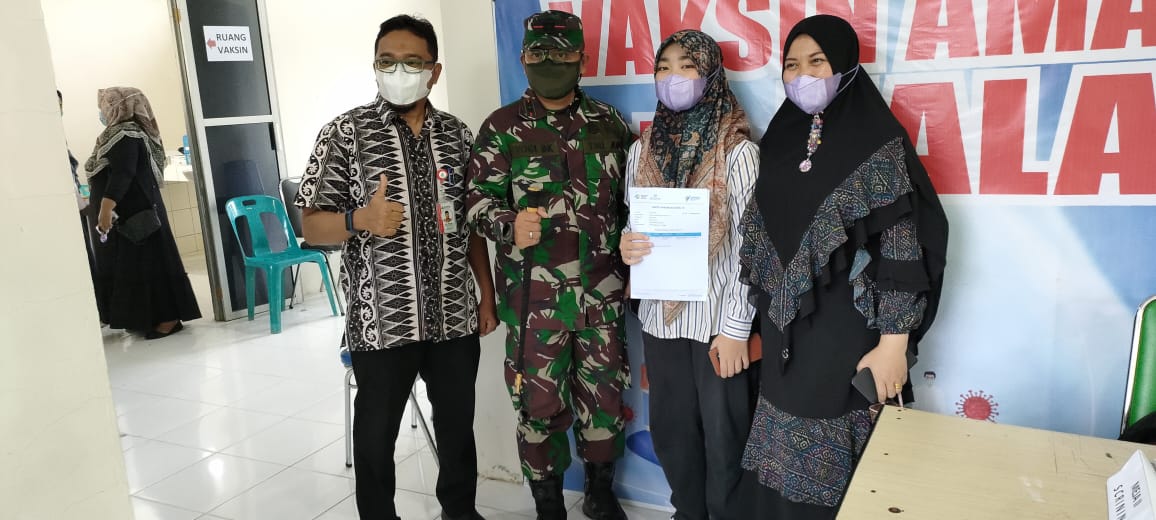 Dandim 0115/Simeulue bersama Istri Dampingi Putri sulungnya melaksanakan vaksinasi Covid 19 Di RSUD Simeulue