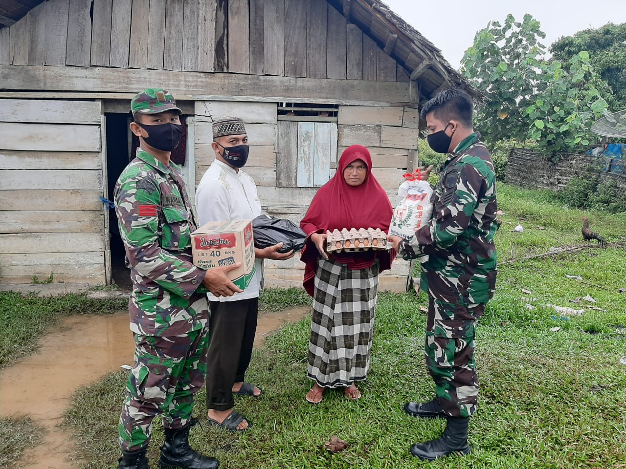 Meski Hujan, Tak Surutkan Semangat Personel Kodim 0104/Atim Laksanakan PJB Untuk Warga Terdampak Covid-19