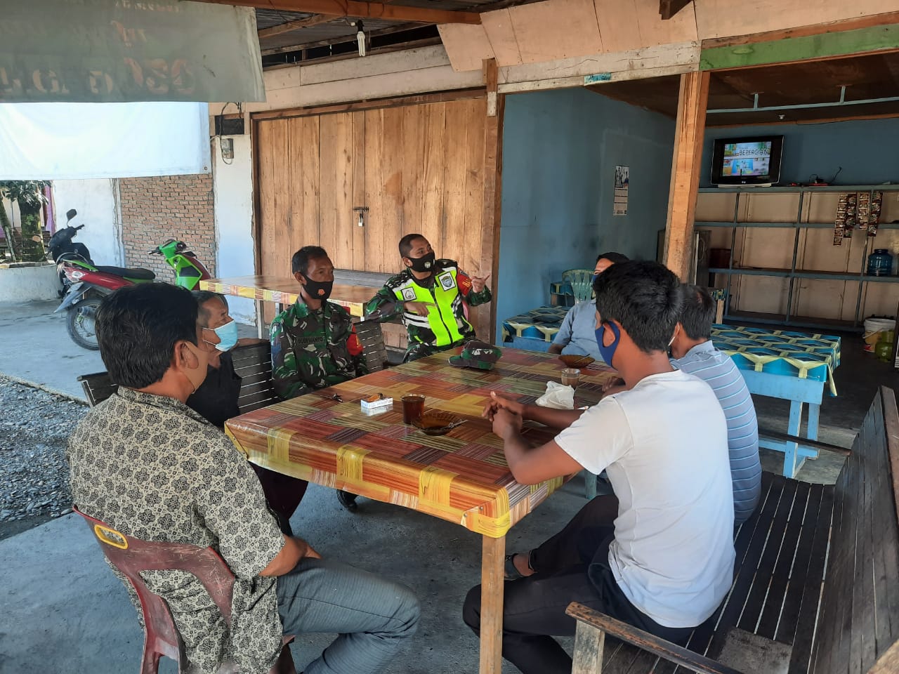 Babinsa Posramil Suka Makmue Kodim 0116/Nagana Raya Jalin komunikasi Sosial dengan Masyarakat