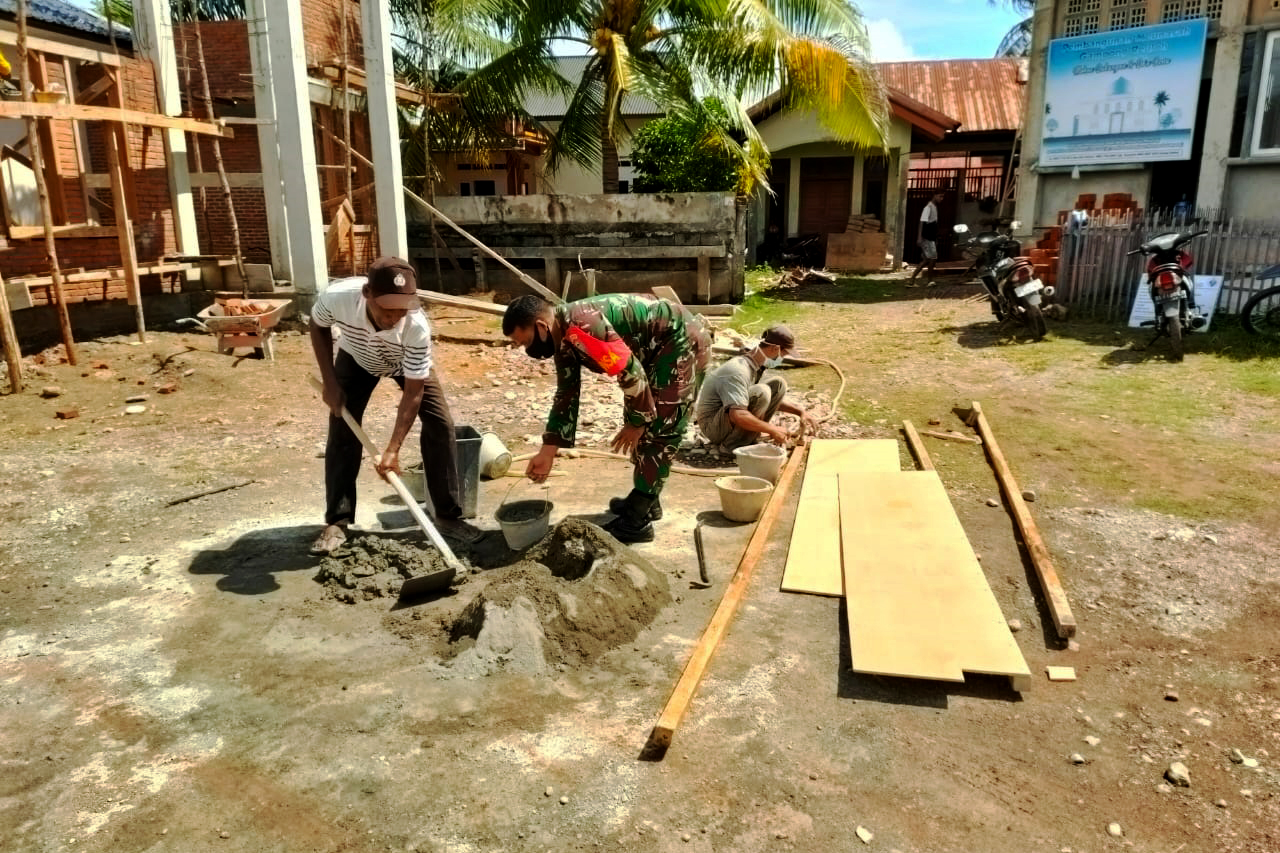 Masyarakat Desa Reuloh Senang Babinsa Ikut Bantu Bangun Kantor Desa