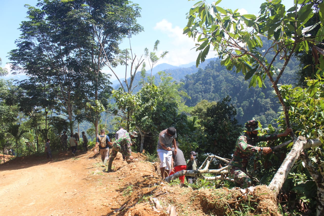 Antusias Warga Lakukan Percepatan Kesiapan Akses Jalan TMMD