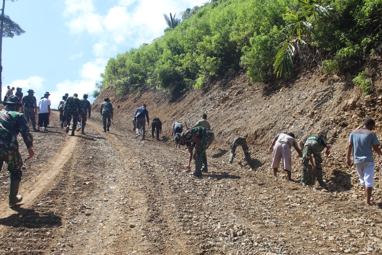 Satgas TMMD dan Warga Kerja Bakti Sekitar Lokasi TMMD
