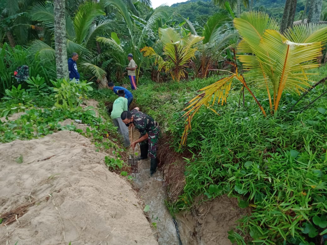 Cegah Banjir, Babinsa Koramil Sawang, Mahasiswa KKN dan Warga Kerja Bhakti Bersihkan Saluran Irigasi