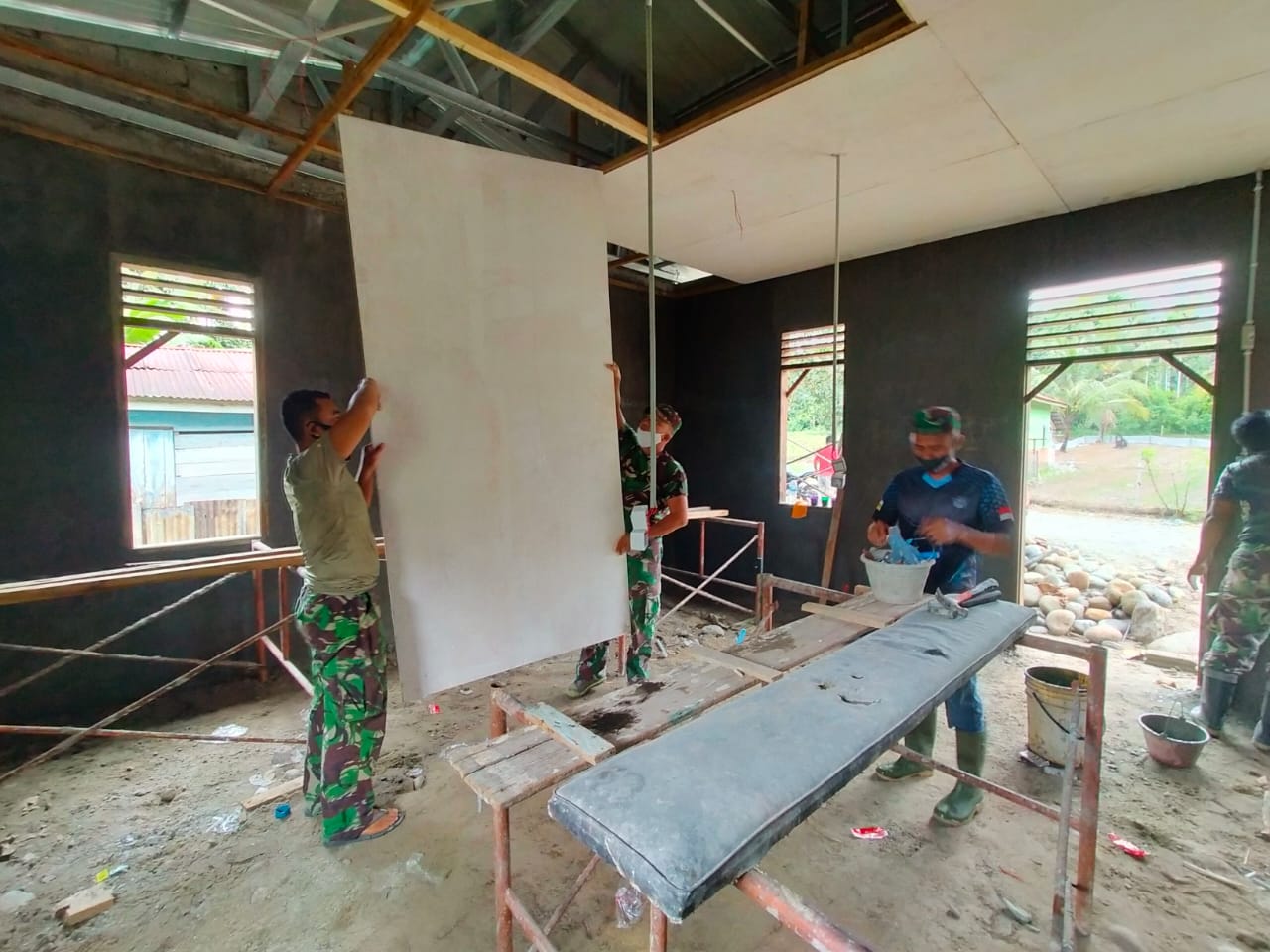 Pengerjaan RTLH Terus Dikebut Satgas TMMD Kejar Target