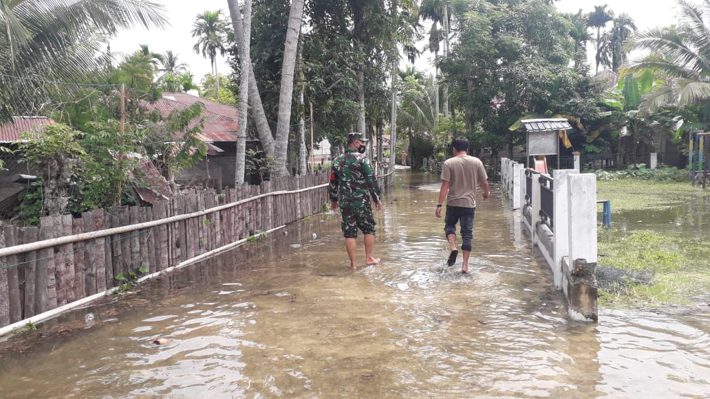 Pantau Situasi Banjir, Danramil Kluet Utara Himbau Warga Tingkatkan Kewaspadaan