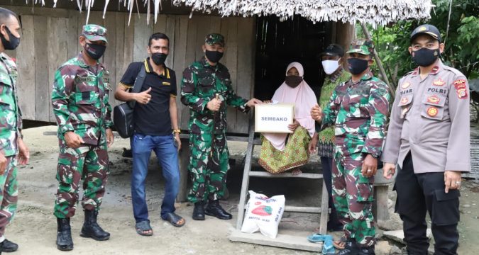 Dandim 0102/Pidie Bersama Panglima Laot Pidie Serahkan Bantuan Sembako Untuk Warga Kurang Mampu