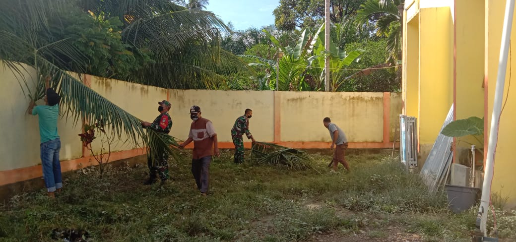 Jaga Kebersihan Lingkungan, Babinsa Koramil 06/KU bersama Pemdes Binaan Bersihkan Halaman Kantor Desa