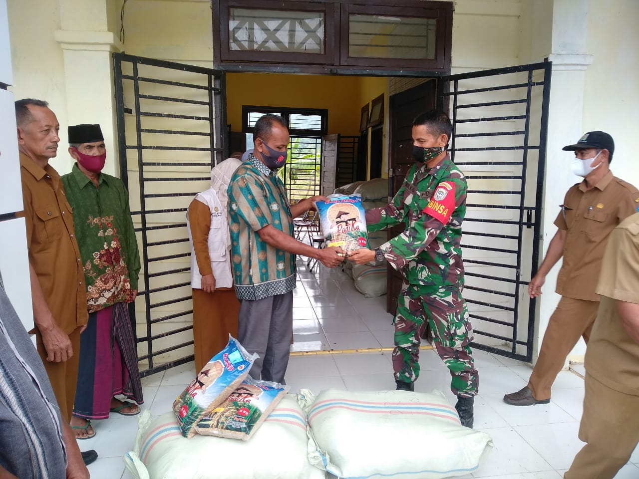 Sinergitas Wujudkan Hanpangan di Wilayah, Batuud Koramil 04/Sawang Hadiri Pendistribusian Bibit Padi Kepada Poktan