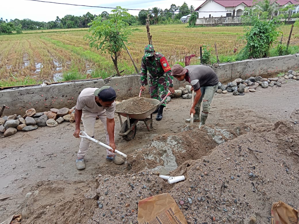 Antisipasi Badan Jalan Amblas Dan Genangan Air, Babinsa Gotroy Dengan Warga