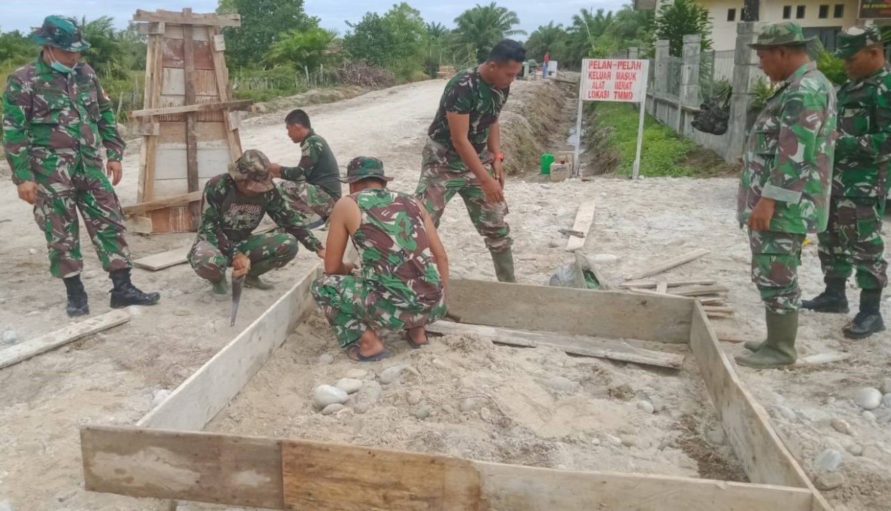 Kapendam IM: Satgas TMMD Kodim 0109/Aceh Singkil Bangun Tugu Prasasti