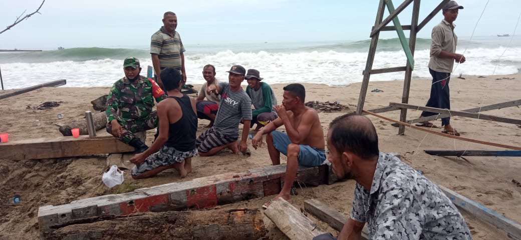 Babinsa Himbau Warga Jangan Melaut Cuaca Extrem dan Gelombang Tinggi