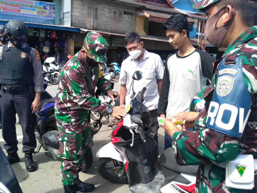 Dandim 0115/Simeulue turun kejalan bagikan Stiker memerangi covid 19