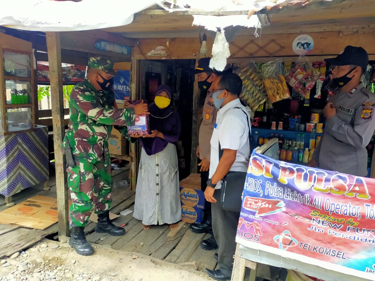 Dimasa Pemberlakuan PPKM MIKRO Unsur Muspika Kecamatan Bagi-Bagi Sembako
