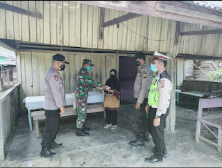 TNI dan Polri Bagikan Sembako dan Masker ke Masyarakat