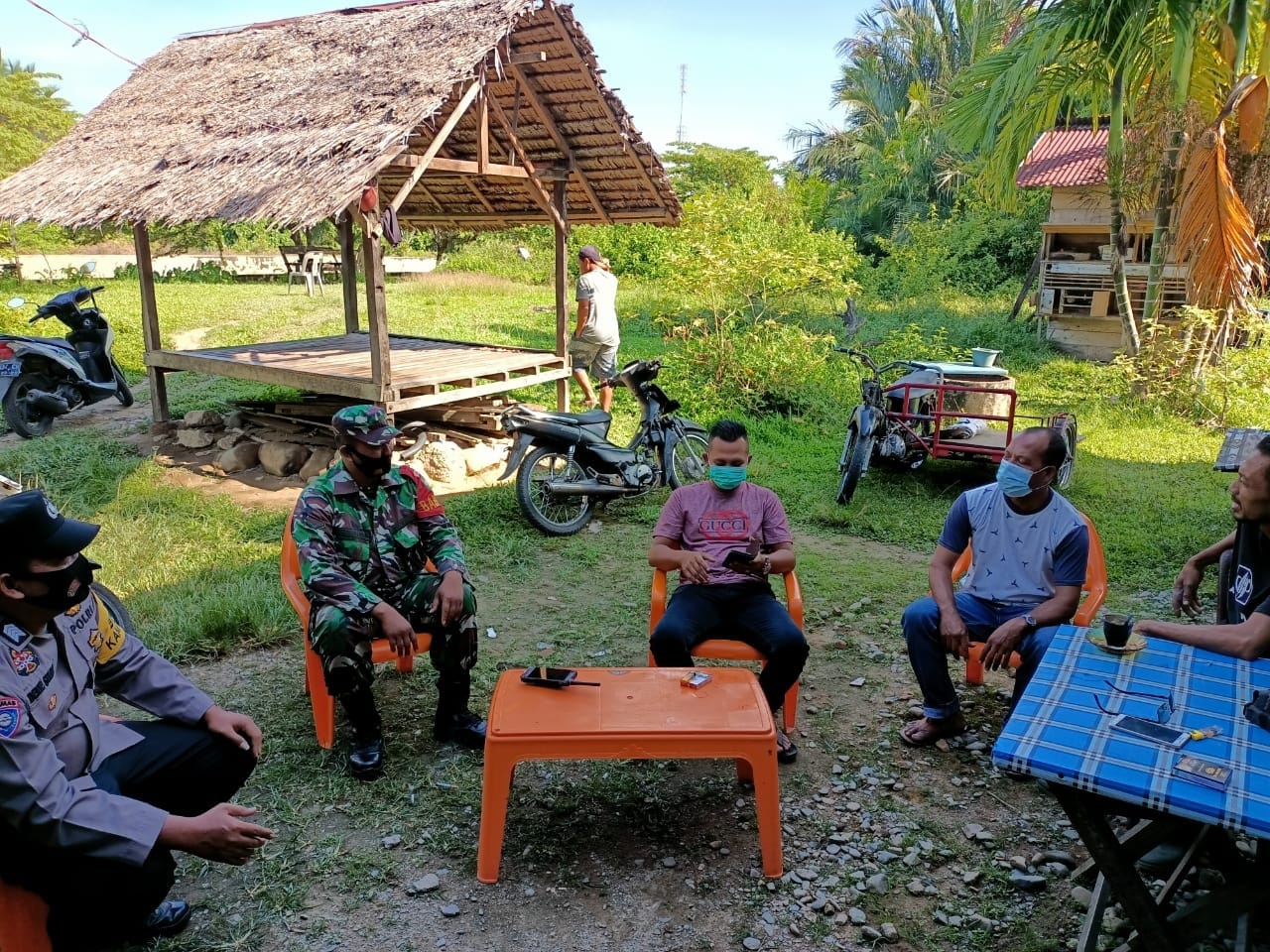 Lewat Komsos Humanis, Babinsa Terus Ajak Warga Pahami Dan Indahkan Protkes