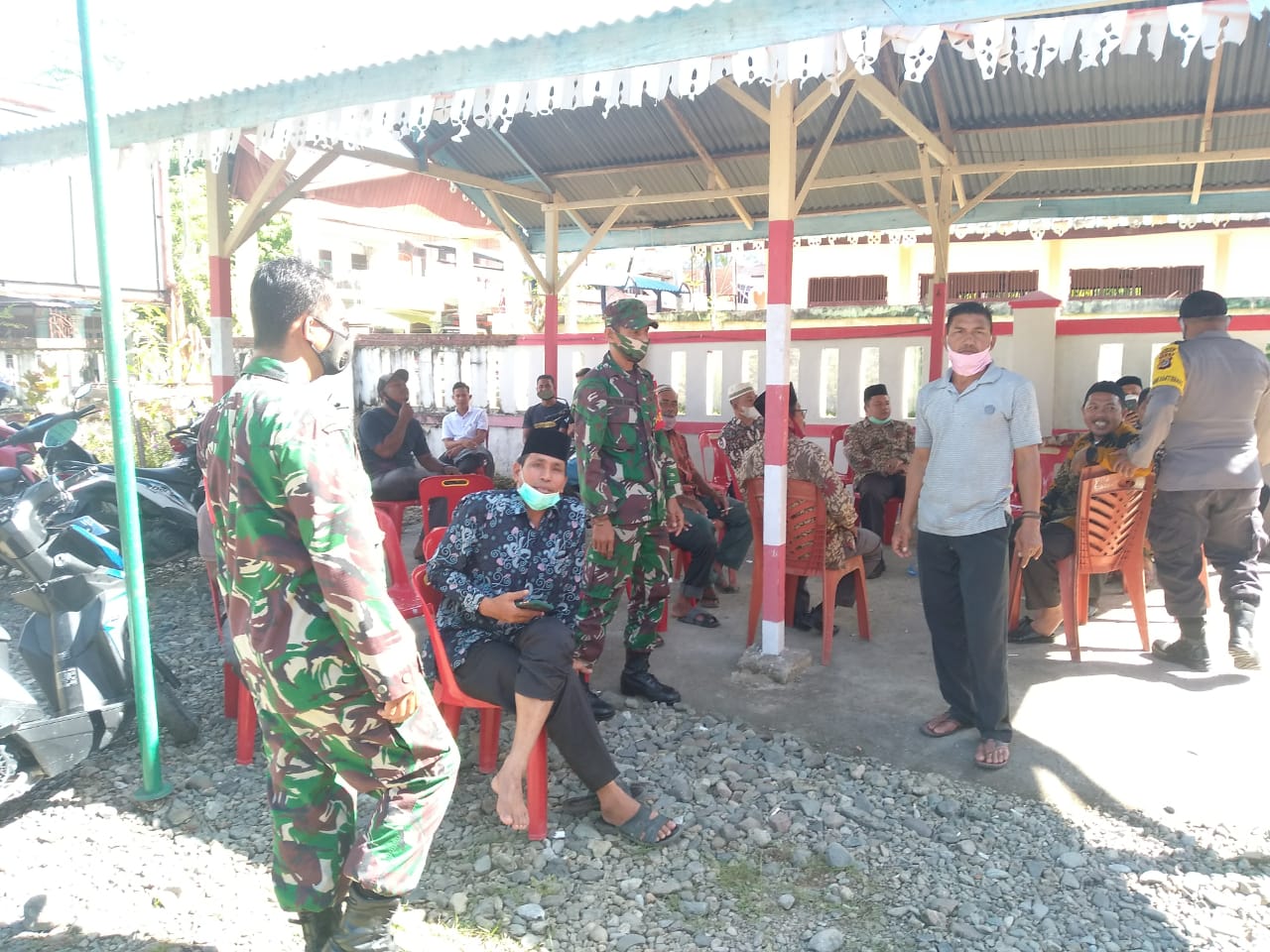 Keliling Kampung, Babinsa dan Bhabinkamtibmas Sawang Himbau Warga Patuhi Protkes Bila Beraktivitas di Luar Rumah