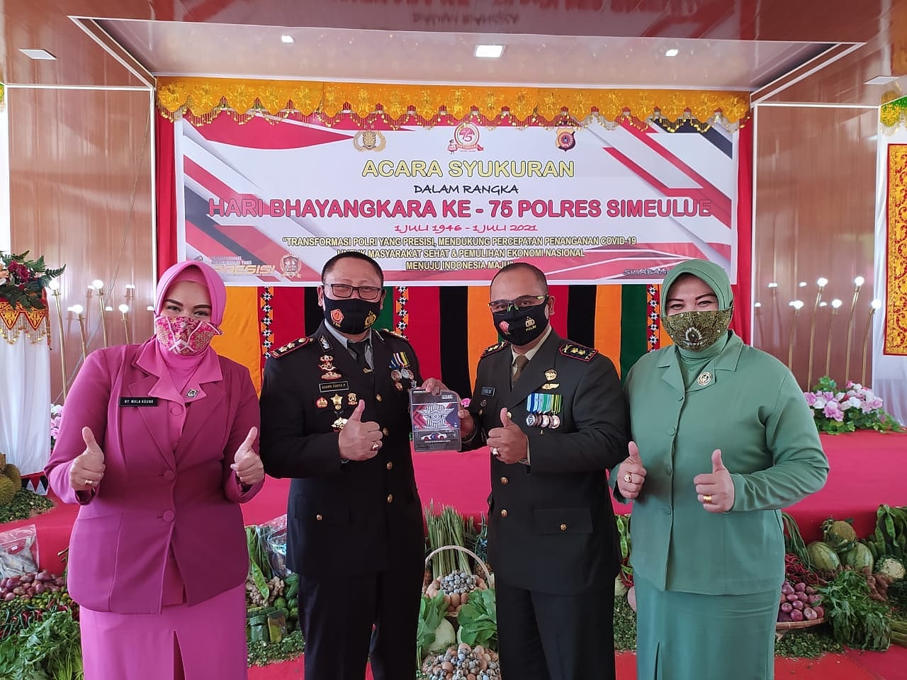 HUT Bhayangkara Ke 75,Dandim 0115/Simeulue berikan Cindra mata Ke Kapolres Simeulue