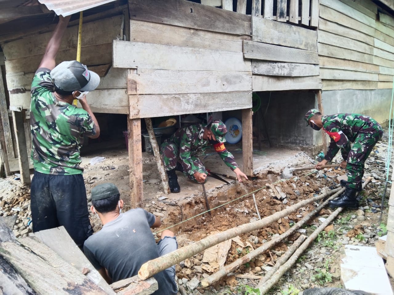 Peduli dengan Kondisi Rumah Warga, Babinsa Bantu Rehab Dapur