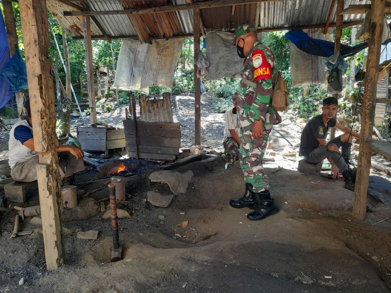 Pererat Silaturrahmi, Babinsa Sawang Komsos dengan Warga
