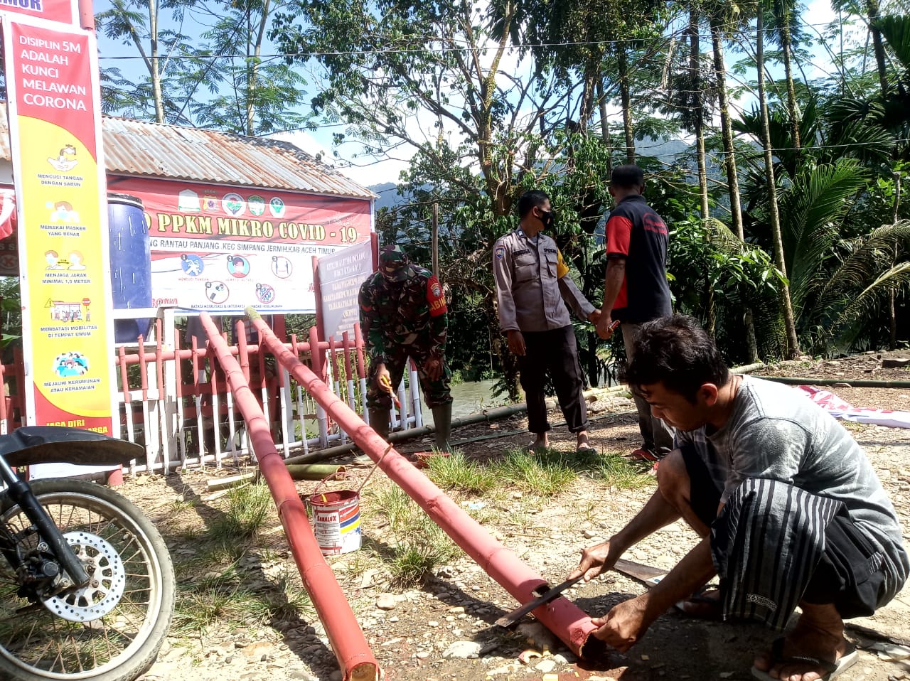 Babinsa dan Bhabinkamtibmas Turun Tangan Bantu Buat Posko PPKM Sampai Pelosok Gampong