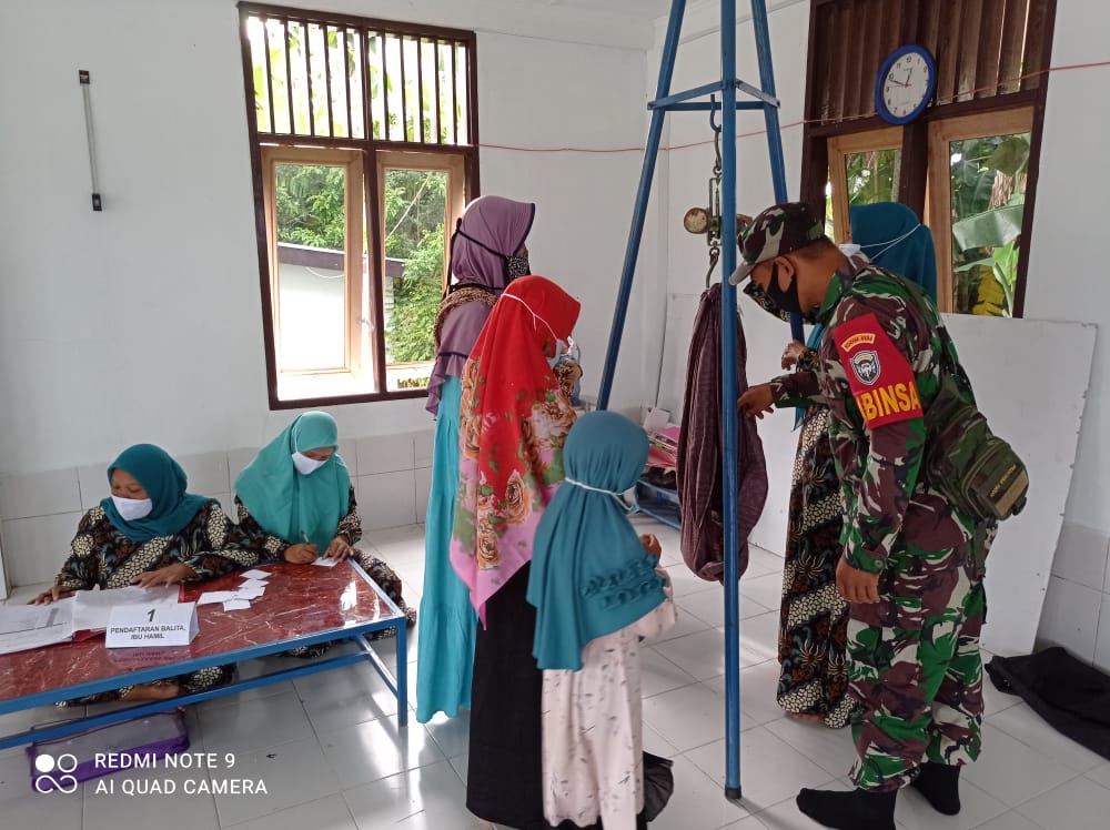 Ditengah Pandemi Covid-19, Babinsa Koramil 23/Lgst Setia Dampingi Petugas Posyandu Balita