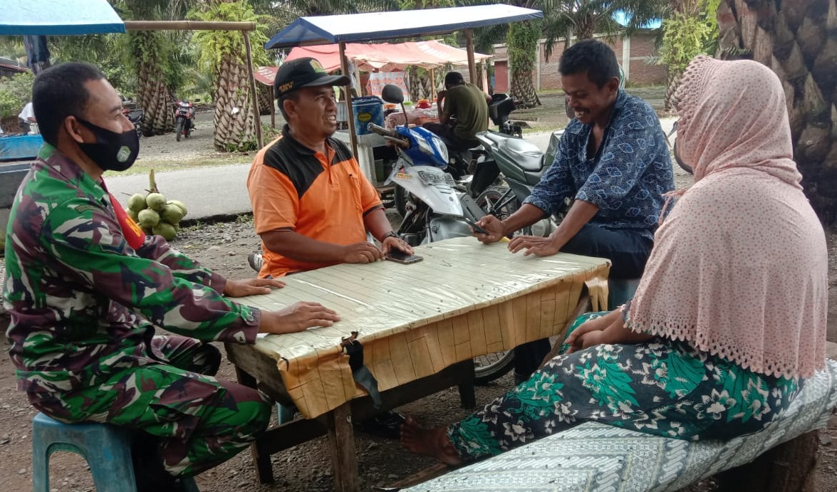 Tidak Bosan – Bosannya Babinsa Posramil Kuala Pesisir himbau dan Ingatkan Warganya untuk Gunakan Masker