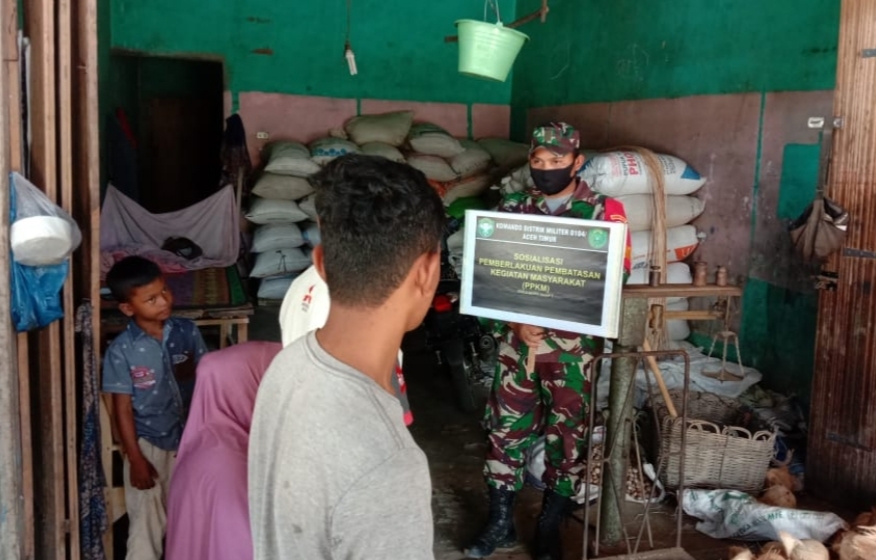 Upaya Berikan Kesadaran Kepada Warga, Babinsa Ramil 17/Idt Sosialisasikan PPKM dan Bagi Masker