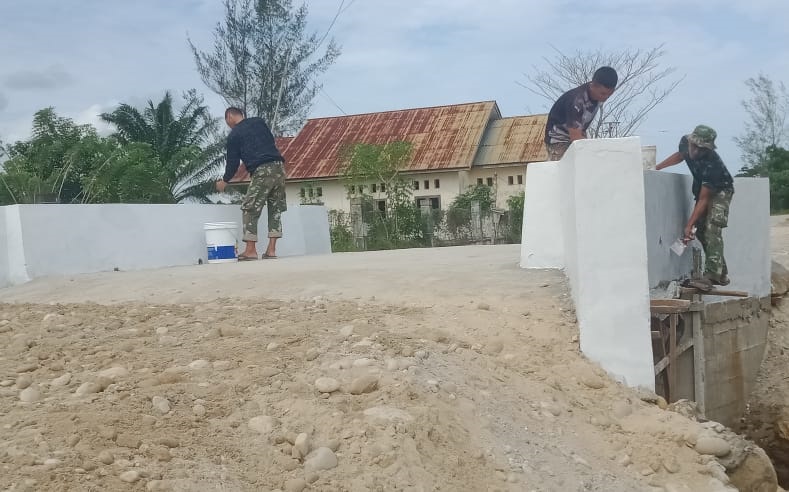 Finishing Dan Pengecatan Jembatan Oleh Satgas TMMD Reguler Ke-111 Kodim 0109/Aceh Singkil