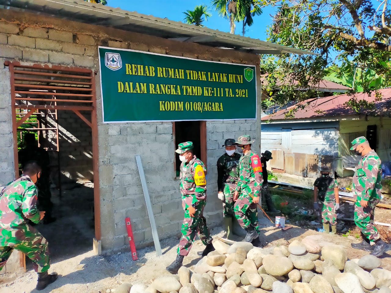Satgas Dampingi Tim Wasev TMMD Reguler Tinjau Lokasi RTLH