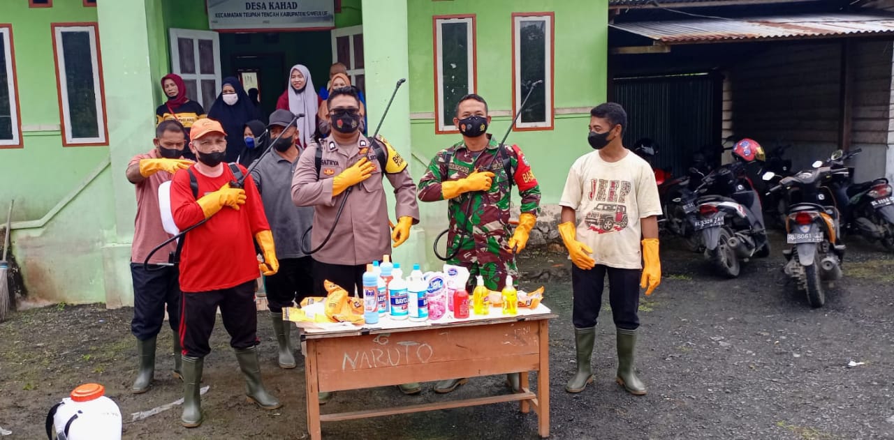 Babinsa bersama tim satgas PPKM mikro gencar melakukan penyemprotan disinfektan