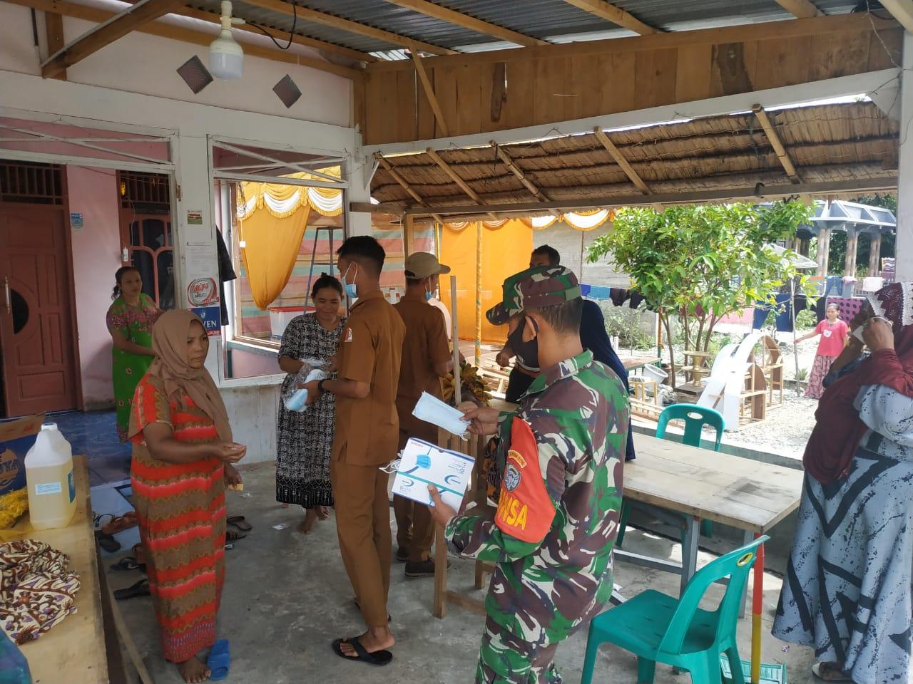 Babinsa Posramil Tripa Makmur Kodim 0116/Nara Bagikan Masker Kepada Masyarakat Secara gratis