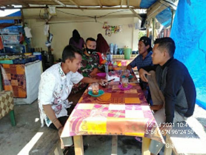 Babinsa Posramil Tripa Makmur Berikan teguran pada Pemuda yang tidak Gunakan Masker