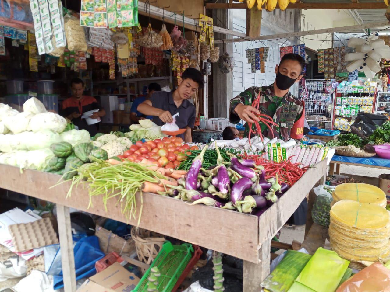 Menjelang Hari Raya Idul Adha 1442 H Babinsa Turun Kepasar Cek Harga Sembako.