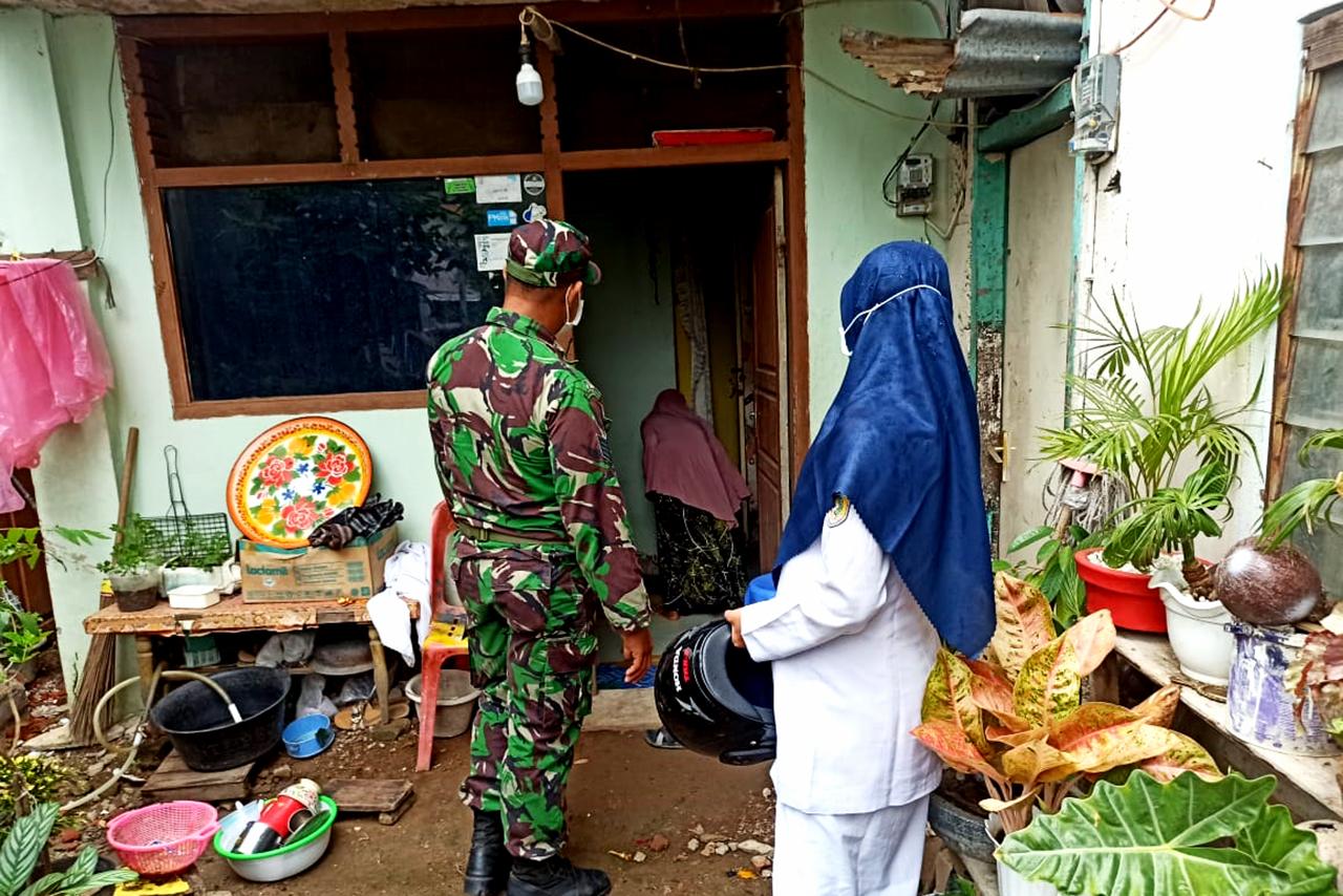 Serma Sugito Dampingi Petugas Puskesmas Lakukan Contact Tracing