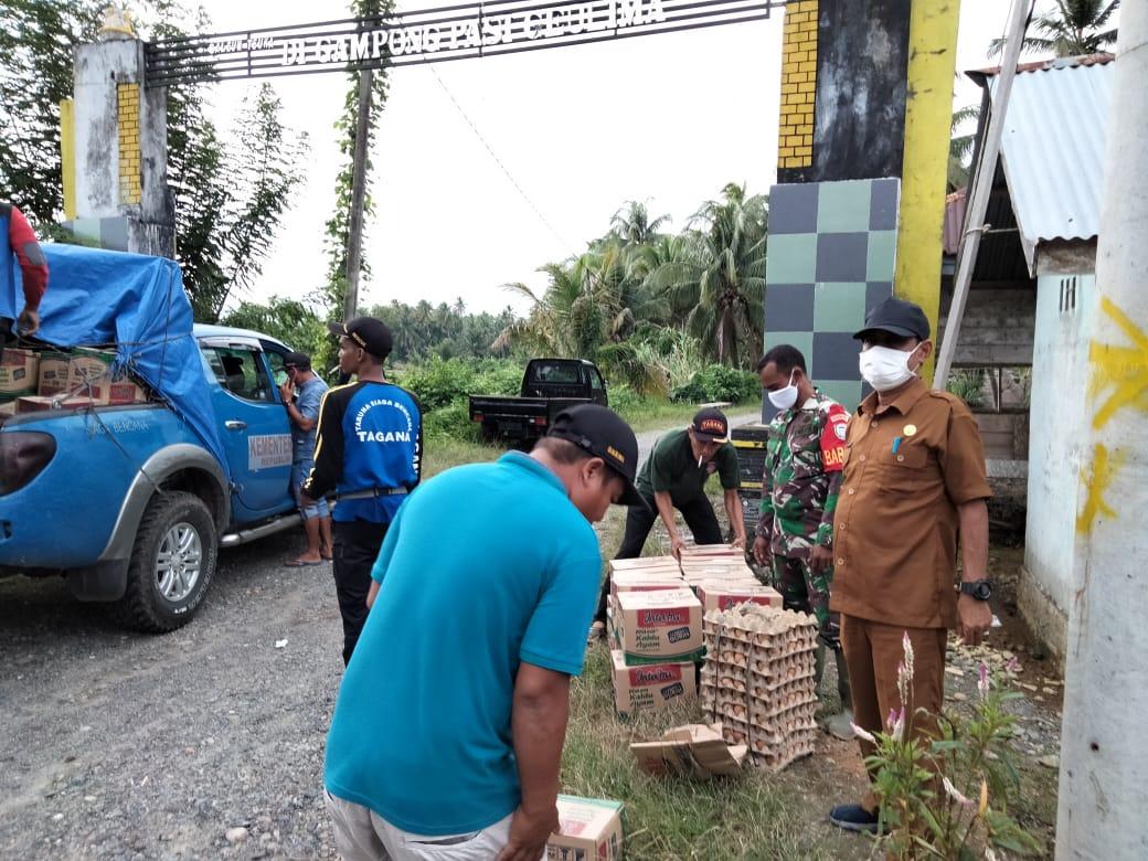 Babinsa Teunom Dampingi Penyerahan Sembako Massa Panik Pasca Banjir