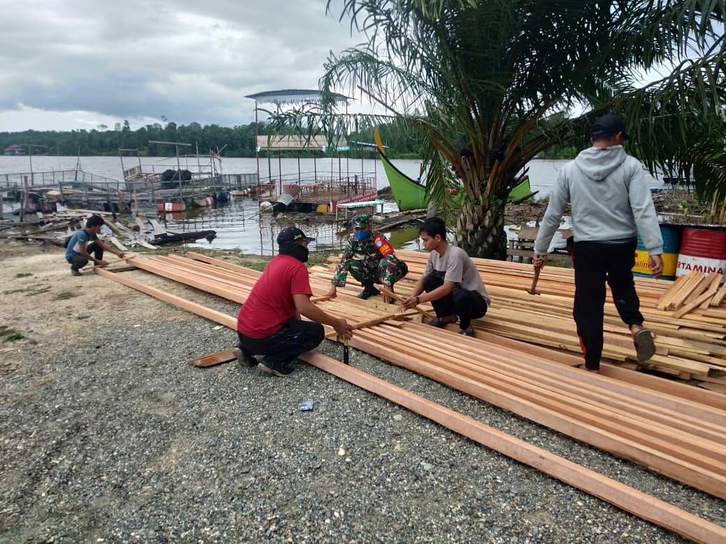 BABINSA POSRAMIL TADU RAYA BANTU WARGA BINAANNYA RAKIT PEMBUATAN KERAMBAH APUNG DIDANAU LAUT TADU