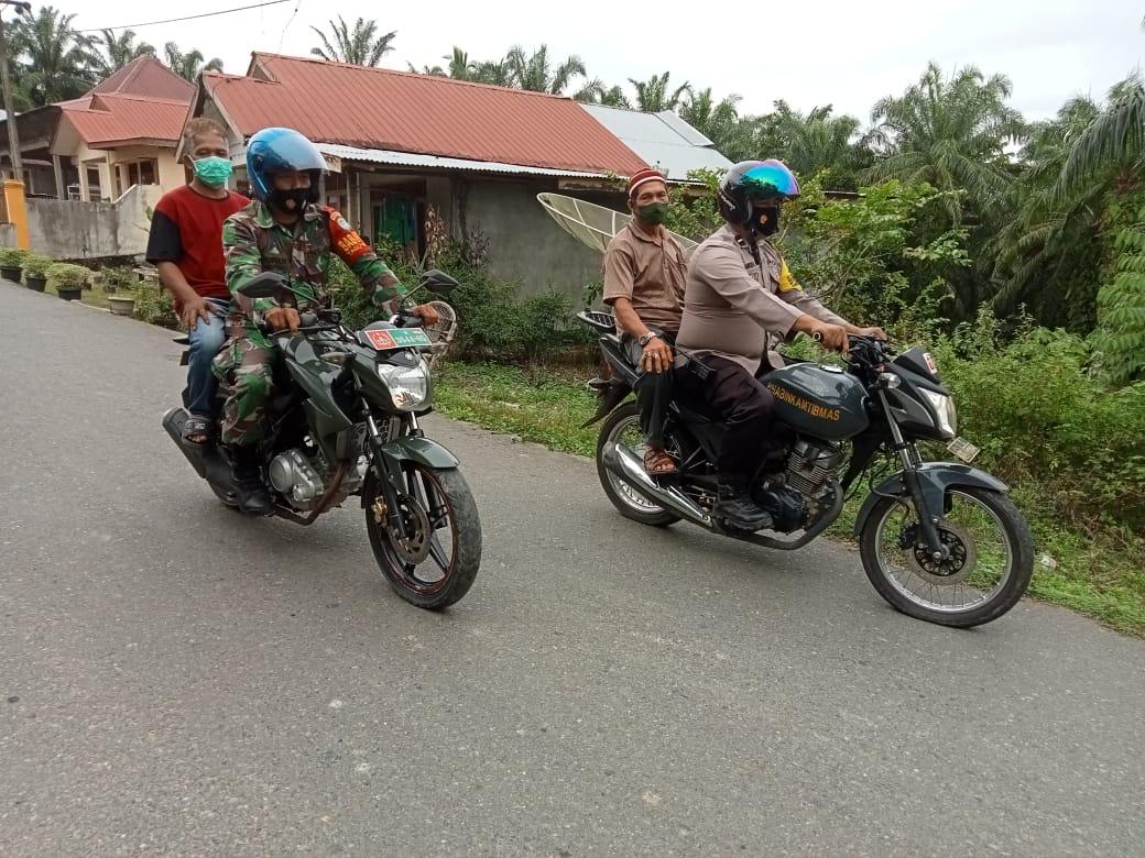 TNI Polri di Nagan Raya Jemput Lansia Saat Vaksin