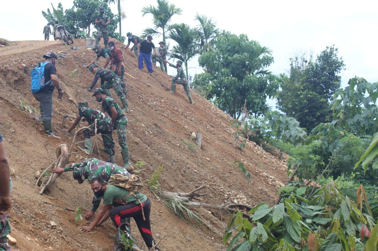 Satgas Bersama Warga Melaksanakan Penghijauan di Lokasi TMMD